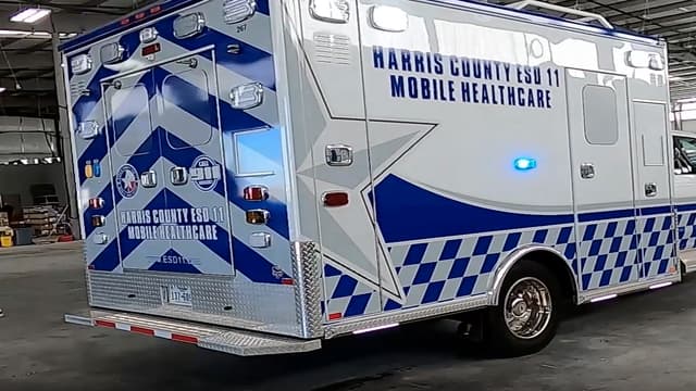 S01:E01 - Ambulance Tour for Kids
