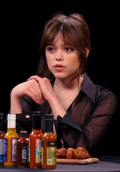 Watch Hot Ones S20 E06 Jenna Ortega Doesn T Flinch While Eating Spicy