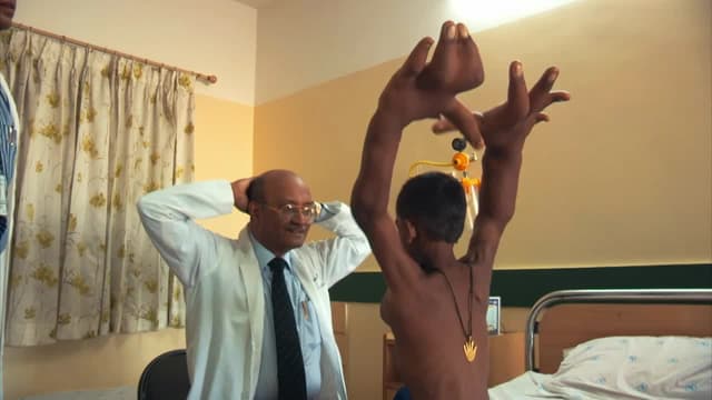 S01:E03 - The Boy With the World's Biggest Hands
