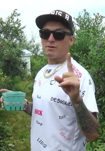 S01:E06 - Picking Fresh Blueberries With Larry poster