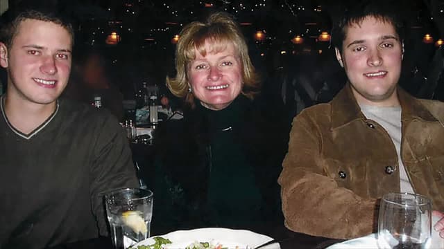 S01:E15 - Naked Lies and Family Ties