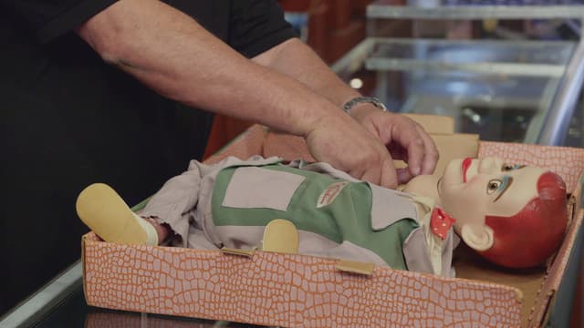 S04:E15 - Pawn of Christmas Past