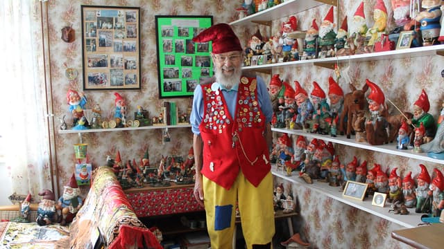 S01:E02 - Excessive and Compulsive Collectors