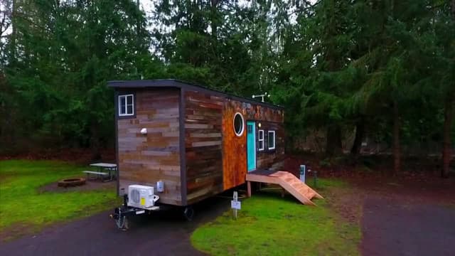 S08:E05 - Nautical-Fantasy Tiny House