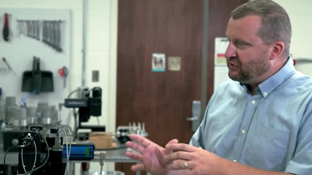 S03:E15 - Microscopic World