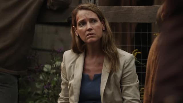 S02:E210 - S02:E10 - Stranger in a Strange Land