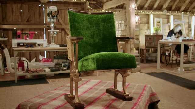 S04:E07 - Theatre Chair, Bronze Locket, Inclined Plane Clock