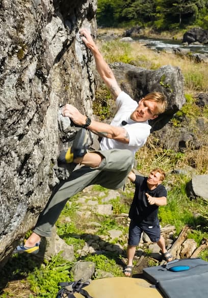 S01:E09 - PewDiePie Tries Outdoor Climbing for the First Time! poster