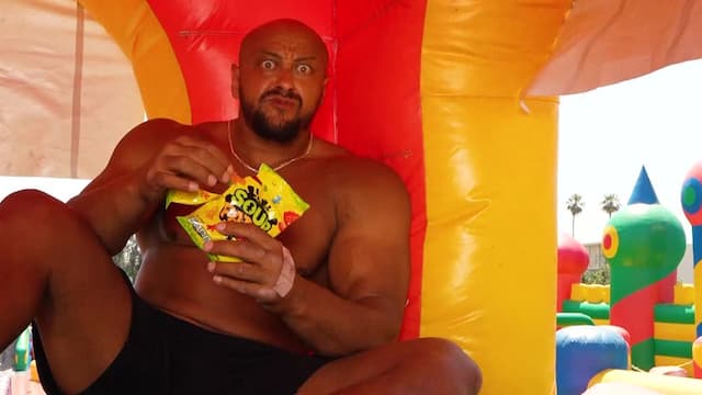 S04:E04 - I Built Tiny vs. Giant Secret Rooms!