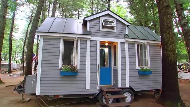 S04:E15 - Traveling Couple Builds Tiny