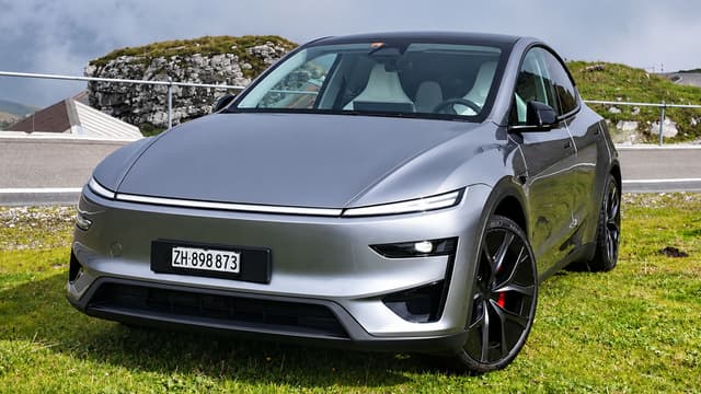 T01:C10 - S01:E10 - Tesla Model Y Performance: Faster, Sharper, More Refined