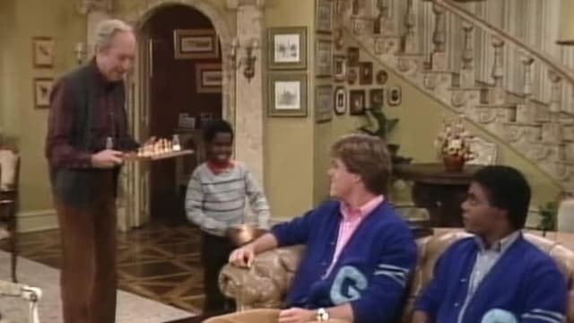 S06:E613 - The Senior Class Queen