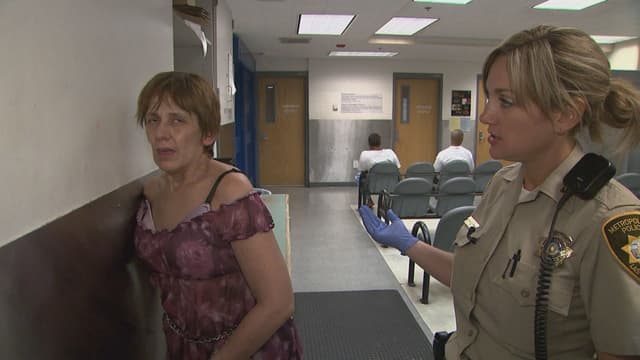 S06:E37 - Under Mom's Thumb