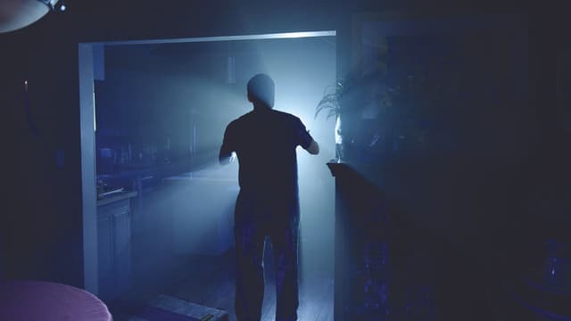 S01:E03 - Lies We Bank On