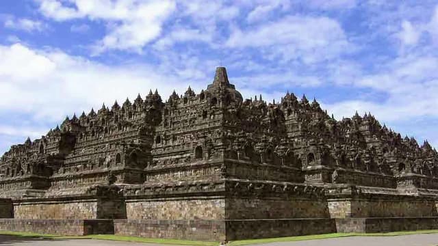 S01:E07 - Borobudur and Prambanan