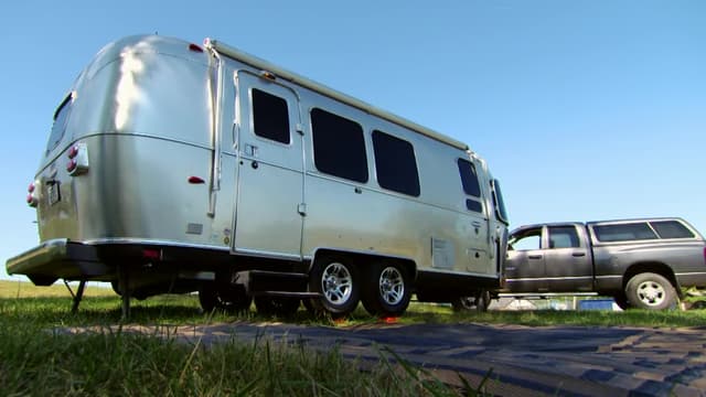 S02:E07 - Tiny House Made for Three