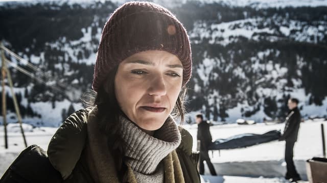 S01:E01 - Bone