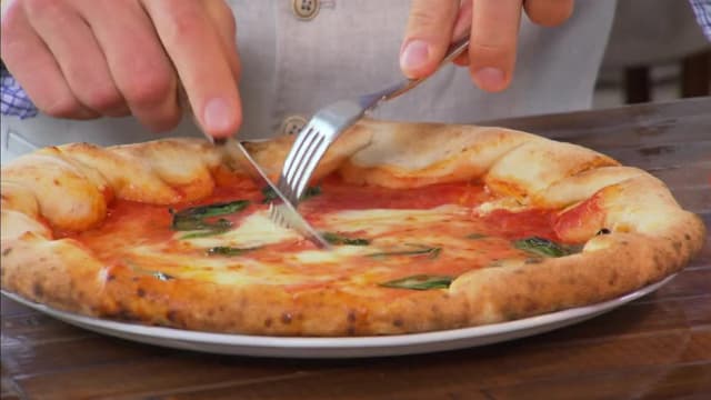 S04:E01 - Pizzeria via Mercanti, Moonshine Bbq, the Cheshire Cat Pub