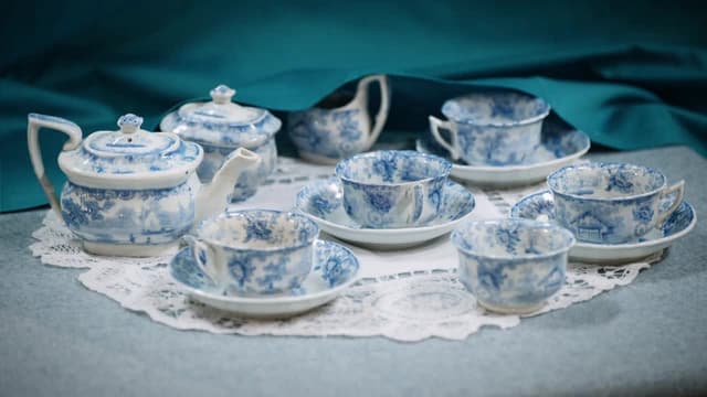 S07:E05 - Little Shoe, Classic Vacuum Cleaner, Doll's Tea Set