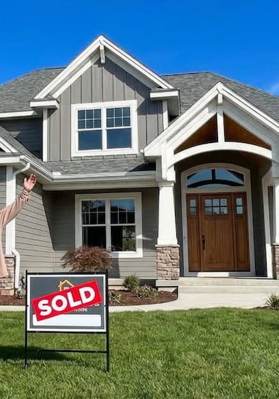 S01:E14 - Britt and Drew Buy and Transform Home poster