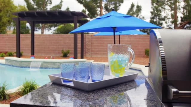 S01:E01 - Fun in the Sun