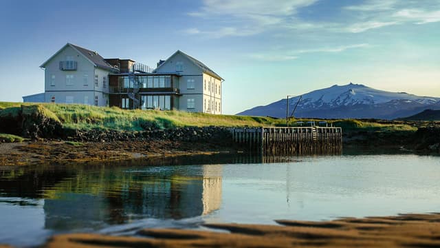 S01:E07 - Hotel Budir (Iceland)