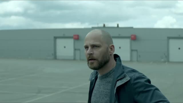 S01:E01 - April