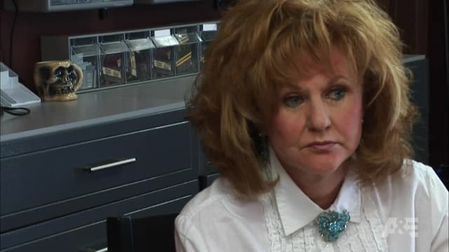 S01:E01 - Goth Bees / Killer Coons