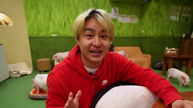 S03:E04 - Eating Only One-Color Food and Epic City Hide-and-Seek