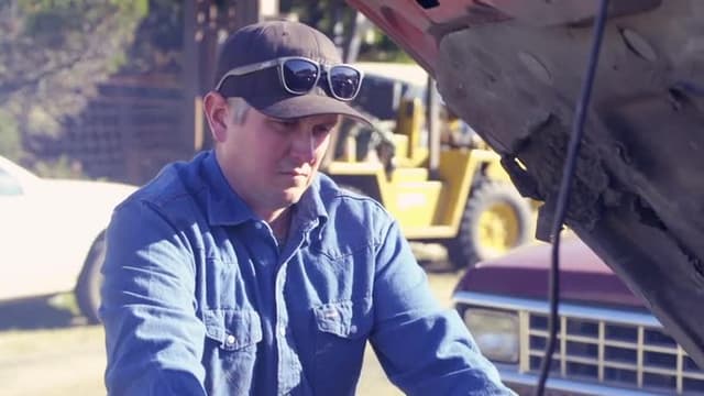 S07:E05 - Junkyard Dune Machines: Radillac vs. Rescue