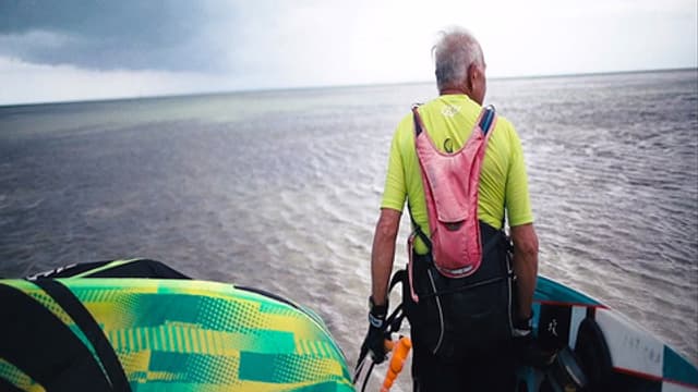 S01:E01 - BOLD: Kiteboarder