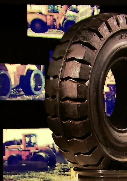 S05:E01 - Solid Tires and Globes poster