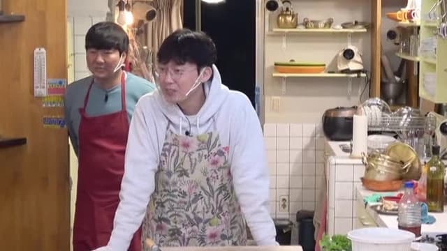 S01:E07 - Seafood Restaurant Opens