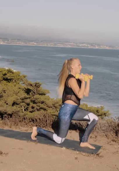 Affiche de S01:E09 - Booty Sculpting Yoga With Weights