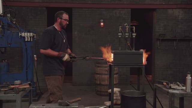 S05:E16 - Bagh Nakh Blades