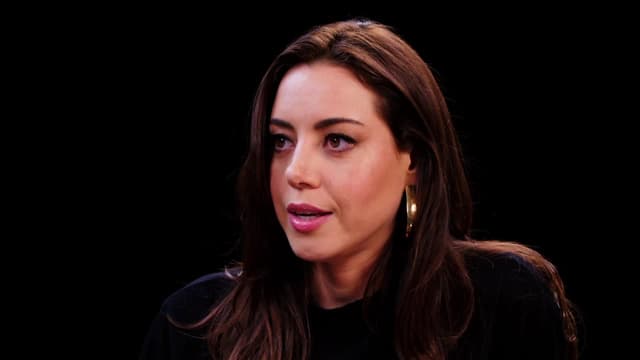 S09:E04 - Aubrey Plaza Snorts Milk While Eating Spicy Wings