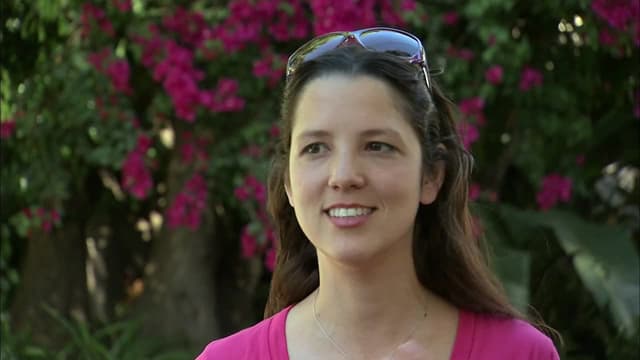 S01:E07 - Modern Tree House Kitchen