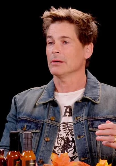 S16:E10 - Rob Lowe Ruins Thanksgiving by Eating Spicy Wings poster