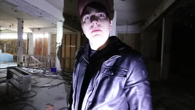 S09:E10 - Exploring an Abandoned Hotel Lodge in NY