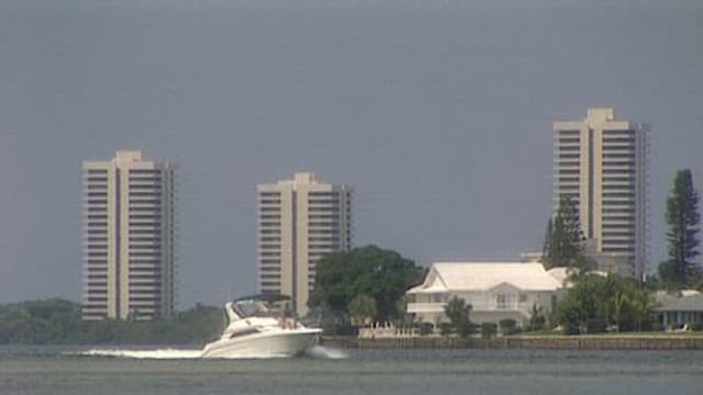 S01:E11 - Killer on the Strip / The Doll Murder