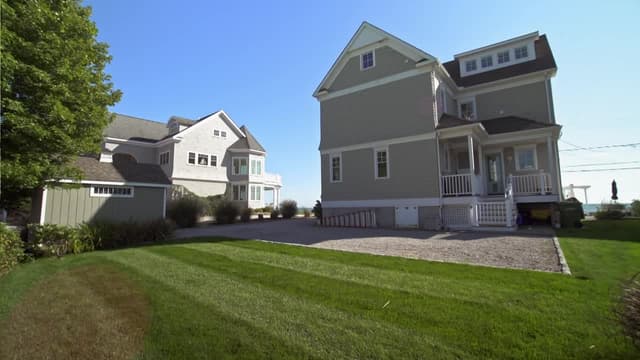S07:E01 - Connecticut Family Beach Home