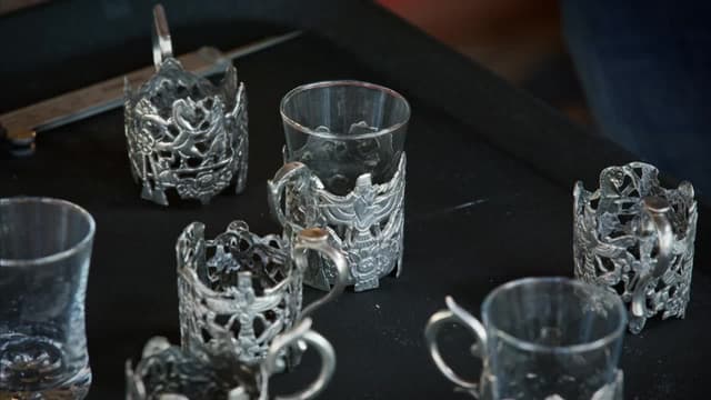 S06:E25 - Boer War Chest, Persian Tea Set and Road Skates