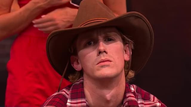 S01:E09 - The Holidays Are Coming