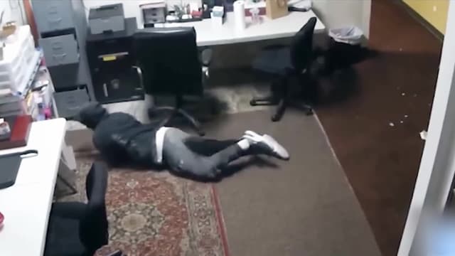 S01:E09 - Doorbell Licker