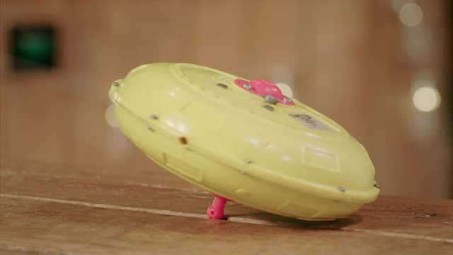 S02:E14 - Pub Sign, Spaceship Toy and Majolica Vase