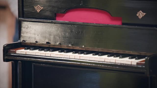 S06:E28 - Wol the Owl, Miniature Piano, Bangladeshi Wall Clock