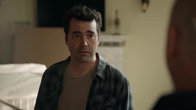 S03:E01 - Stuck in the Middle With You