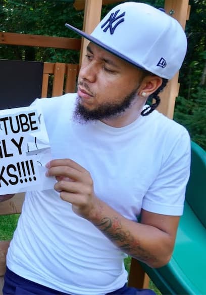 S01:E02 - Obsessed Fan Bullies YouTube Family poster