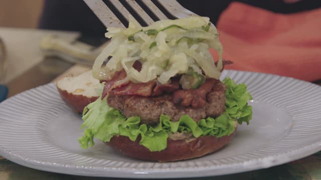 S01:E13 - International Pub Cheese Burger