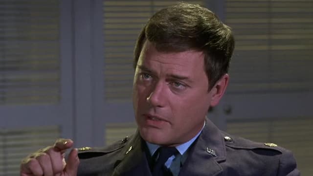 S05:E01 - Jeannie at the Piano